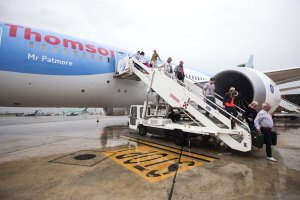 15 luglio 2016 Aeroporto Internazionale di Capodichino - E’ atterrato oggi a Napoli per la prima volta il modernissimo aeromobile wide-body 787 (Dreamliner) della Boeing , operato dalla compagnia Thomson. L’aeromobile proveniente da Londra Gatwick con 280 passeggeri a bordo, ha toccato il suolo dello scalo partenopeo alle ore 12.07, per poi subito ripartire per Londra alle 14.08, con 273 passeggeri.ad accoglierlo l' AD di Gesac, Armando Brunini; il Direttore DIV, Alessandro Fidato e il direttore ENAC DAC,Gennaro Bronzone.