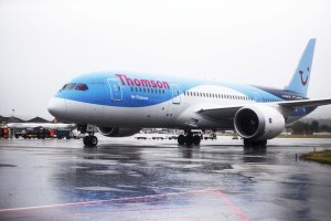 15 luglio 2016 Aeroporto Internazionale di Capodichino - E’ atterrato oggi a Napoli per la prima volta il modernissimo aeromobile wide-body 787 (Dreamliner) della Boeing , operato dalla compagnia Thomson. L’aeromobile proveniente da Londra Gatwick con 280 passeggeri a bordo, ha toccato il suolo dello scalo partenopeo alle ore 12.07, per poi subito ripartire per Londra alle 14.08, con 273 passeggeri.ad accoglierlo l' AD di Gesac, Armando Brunini; il Direttore DIV, Alessandro Fidato e il direttore ENAC DAC,Gennaro Bronzone.